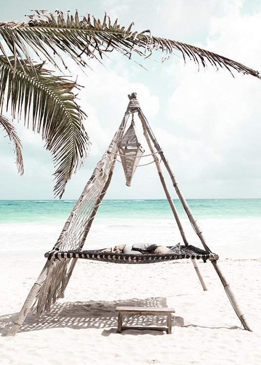  – Valokuva riippumatossa rannalla palmunlehtien takana