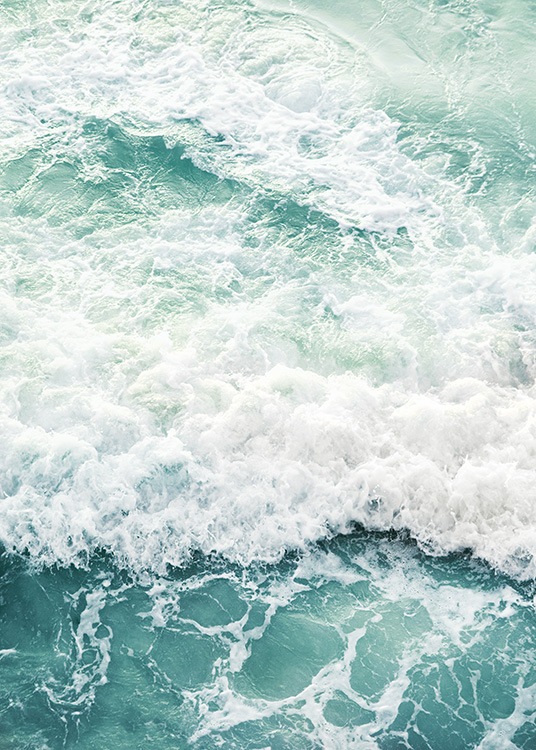  – Valokuva meren kirkkaansinisestä vedestä ja vaahtopäistä