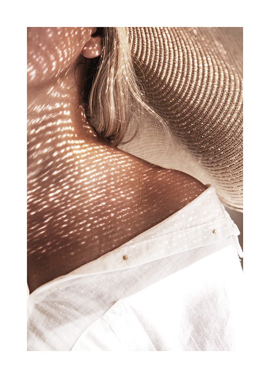  – Valokuva naisesta valkoisessa paidassa ja aurinkohatussa