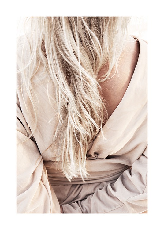  – Valokuva naisen vaaleista hiuksista ja beigestä mekosta