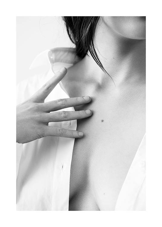  – Mustavalkoinen valokuva naisesta, joka koskettaa rintaansa sormenpäillään