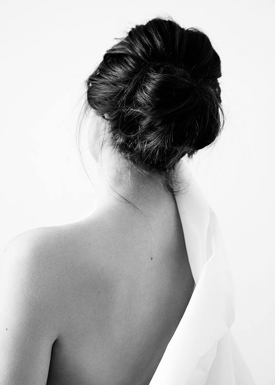  – Mustavalkoinen valokuva takaapäin kuvatusta naisesta ja hänen paljaasta olkapäästään