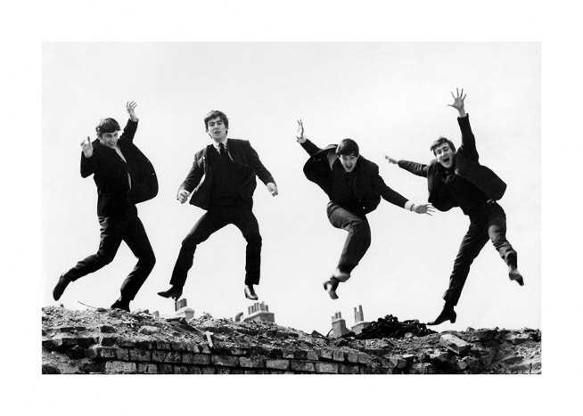  – Mustavalkoinen valokuva ilmaan hyppäävistä Beatlesin jäsenistä