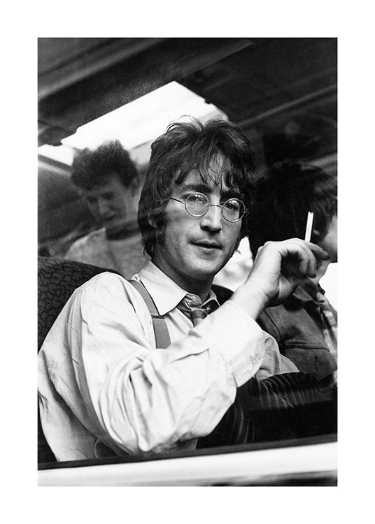  – Mustavalkoinen valokuva John Lennonista junassa savuke kädessään