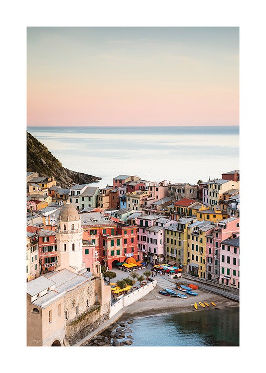  – Valokuva Vernazzan värikkäistä taloista meren rannalla