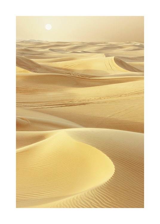  – Valokuva aavikosta ja sen keltaisesta hiekasta aurinko taustanaan