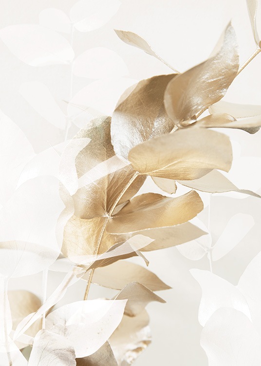  – Lähikuva kultaisesta ja valkoisesta eukalyptuksenoksasta vaaleanbeigellä taustalla