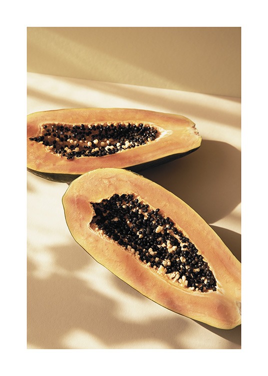  – Valokuva halkaistusta papaijasta keltaisella taustalla