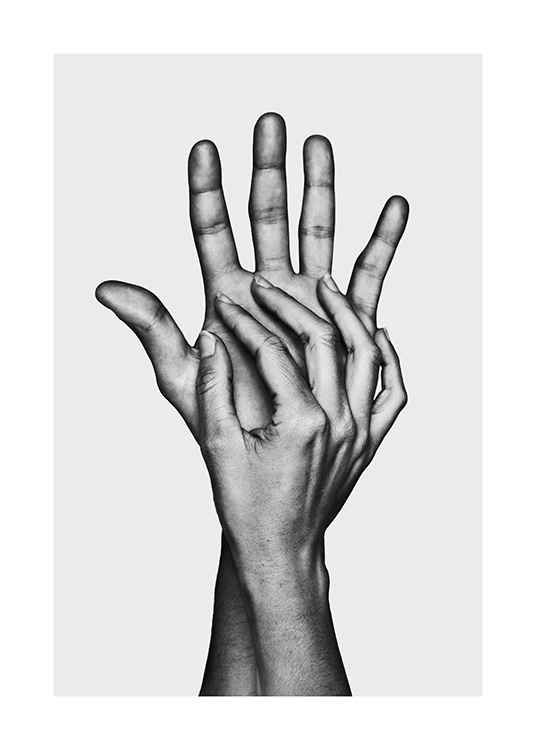  – Mustavalkoinen valokuva kahdesta toisiaan koskettavasta kädestä vaaleanharmaalla taustalla