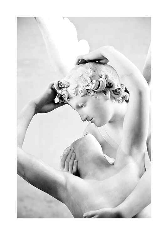  – Mustavalkoinen valokuva syleilyä kuvaavasta marmoripatsaasta