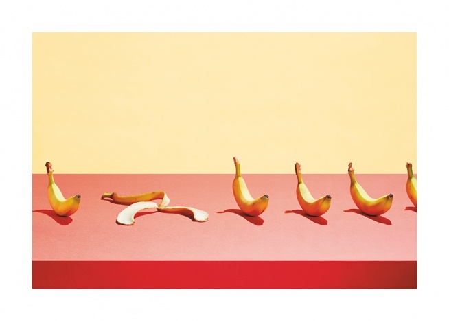 – Valokuva banaanirivistä vaaleanpunaisella pöydällä vasten keltaista taustaa