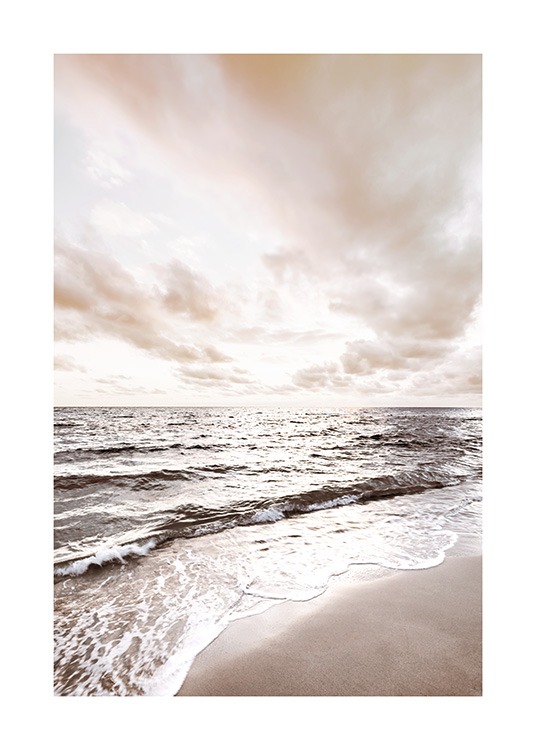  – Valokuva tyynestä merestä ranta etualalla ja pilviä taustallaan
