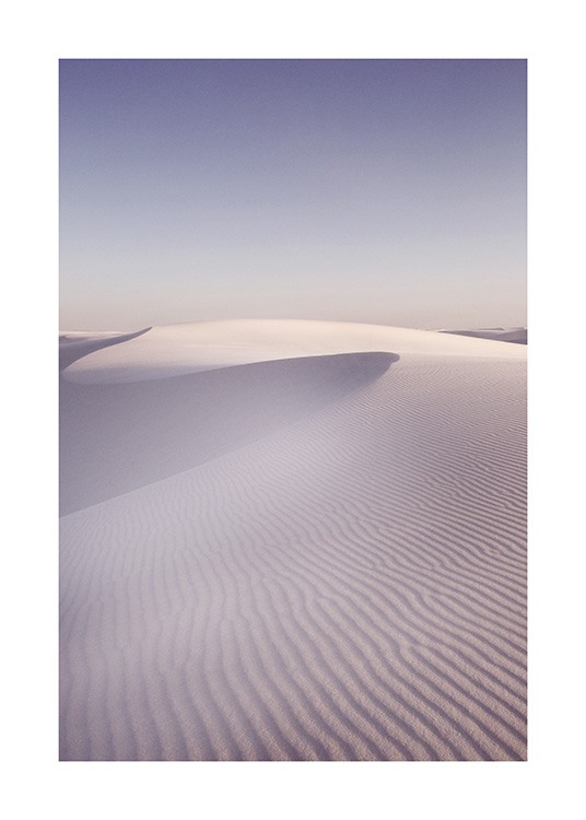  – Valokuva hiekkadyynien harjanteisesta pinnasta aavikolla sininen taivas taustanaan