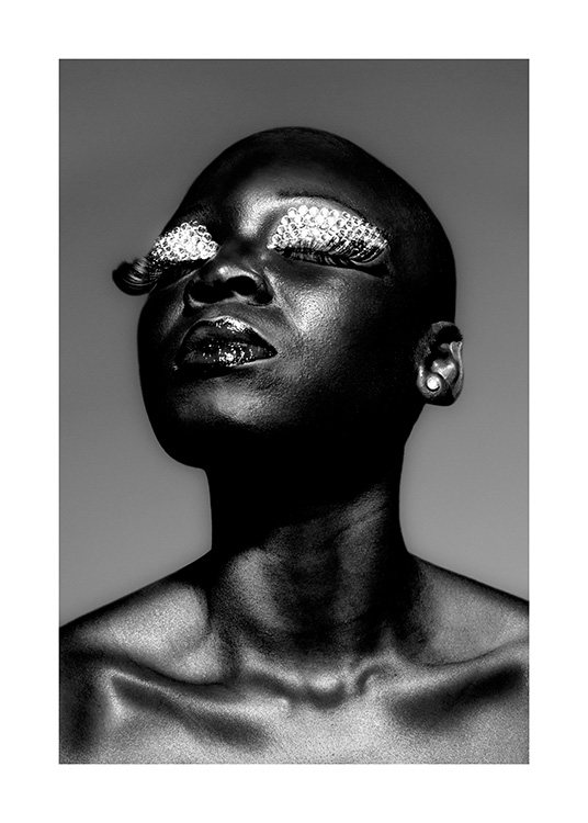  – Mustavalkoinen valokuva naisesta, jolla on pitkät tekoripset ja timantteja silmäluomissaan