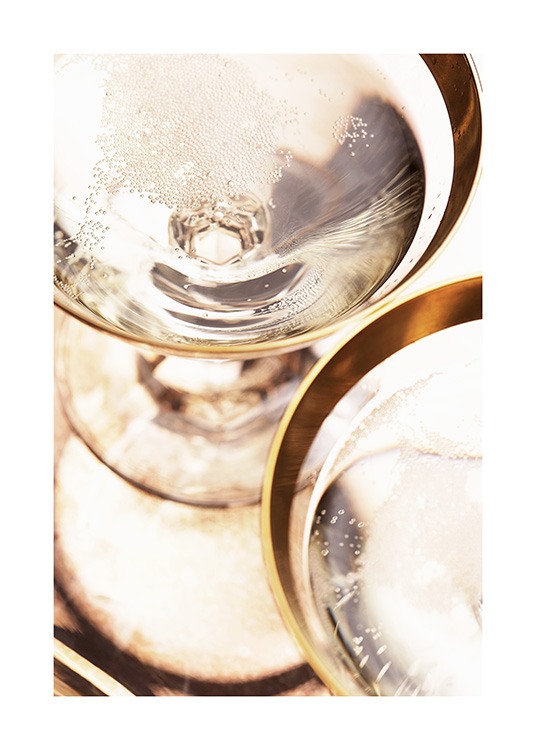  – Lähikuva kuplivasta shampanjasta kultareunaisissa samppanjalaseissa