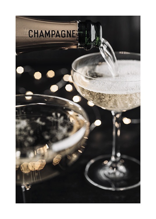  – Valokuva shampanjan kaatamisesta shampanjalasiin