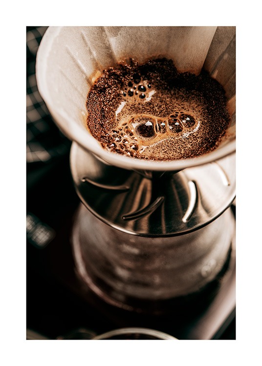  – Lähikuva kahvilla täytetystä suodatinpussista