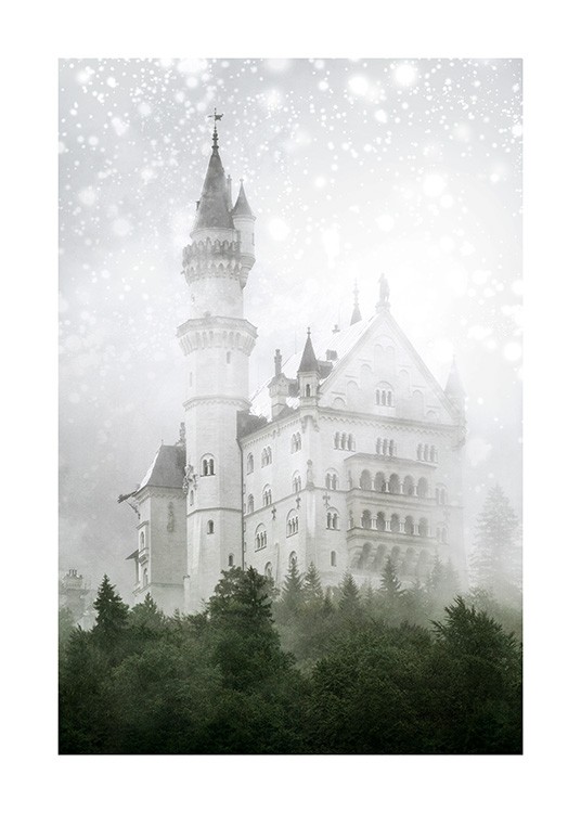  – Valokuva valkoisesta kimalteiden peittämästä linnasta ja mäntypuista