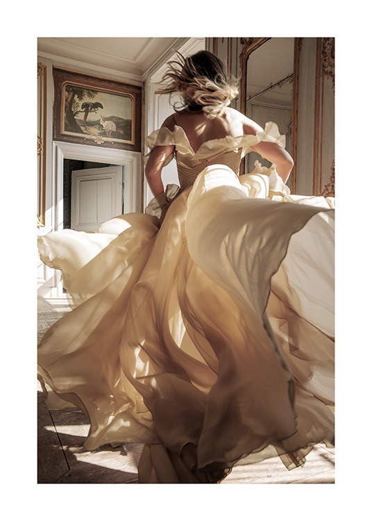  – Valokuva naisesta juoksemassa huoneen läpi beigessä mekossa taustallaan maalaus ja peilit