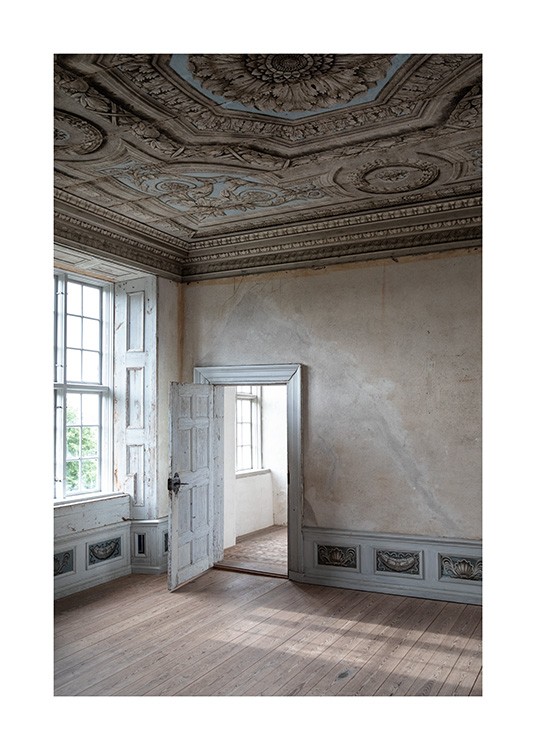  – Valokuva barokkihuoneesta, jossa on beiget seinät ja valkoinen, avoin ovi