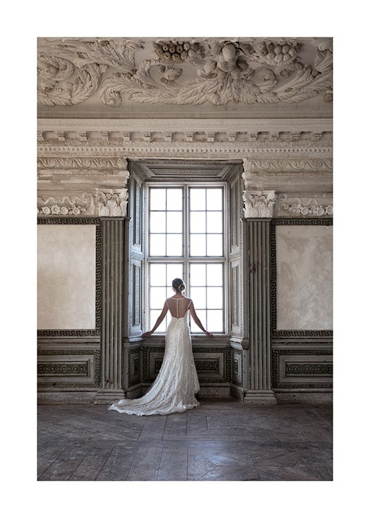  – Valokuva naisesta seisomassa ikkunan edessä valkoisessa mekossa