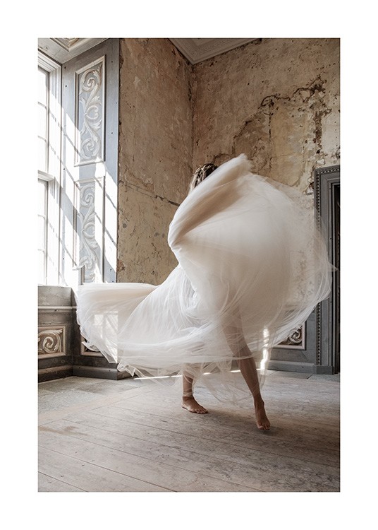  – Valokuva barokkihuoneessa tanssivasta naisesta tyllihameessa