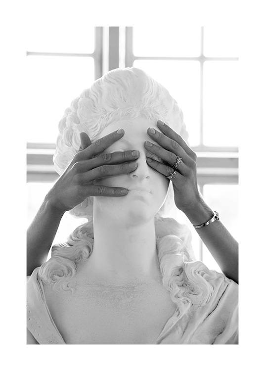  – Mustavalkoinen valokuva marmoripatsaasta ja sen silmät käsillään peittävästä naisesta
