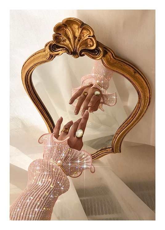  – Valokuva vaaleanpunaisella, kimaltelevalla hihalla peitetystä käsivarresta ojennettuna kohti peiliä