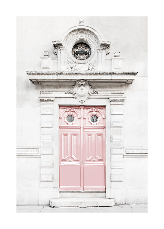  – Valokuva vaaleanharmaasta rakennuksesta, jossa barokkiyksityiskohtien ympäröimä vaaleanpunainen ovi