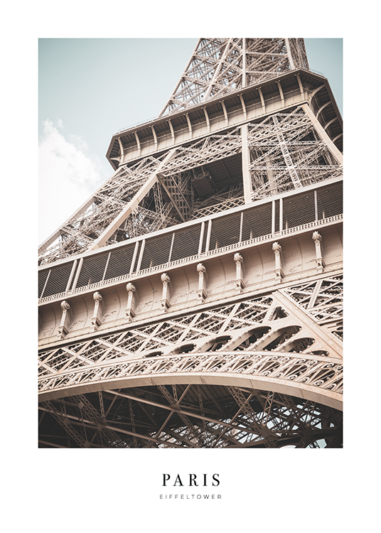  – Lähikuva Eiffel-tornista alakulmasta kuvattuna ja tekstillä sen alapuolella