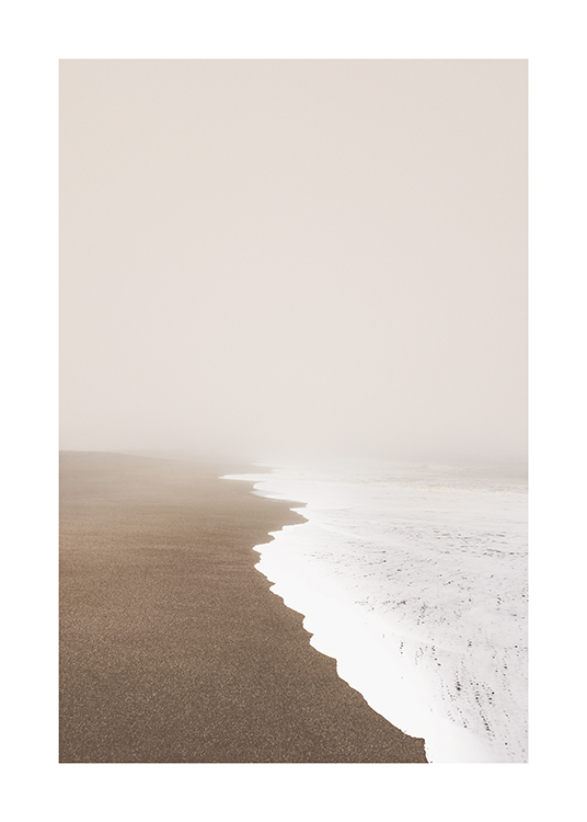  – Valokuva beigestä, sumuisesta taivaasta ja meren vaahdosta rannalla