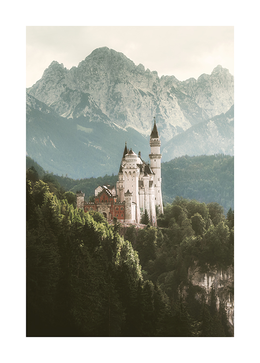  – Valokuva suuren metsän ympäröimästä linnasta ja vuorista sen taustalla