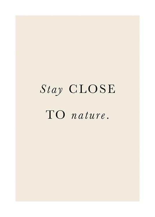  – Teksti ”Stay close to nature” kirjoitettuna mustalla beigelle taustalle