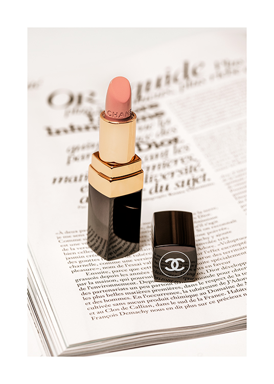  – Valokuva Chanelin vaaleanpunaisesta huulipunasta kirjan sivulla