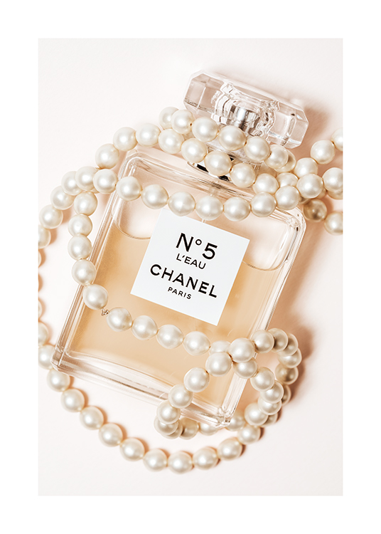  – Valokuva helminauhaan kiedotusta Chanel No5 -parfyymipullopullosta