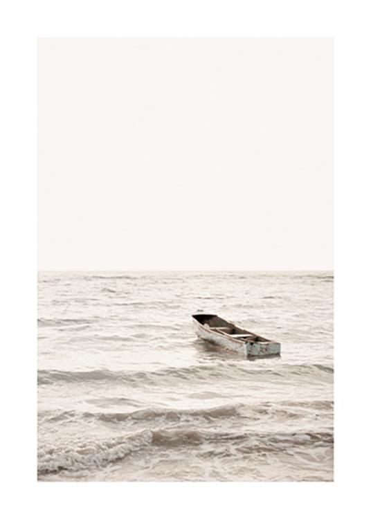  – Valokuva veneestä meren aalloilla vaaleanharmaa taivas taustallaan