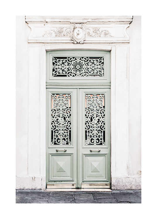  – Valokuva antiikkirakennuksesta, jossa on vihreä ovi, kaiverretuilla yksityiskohdilla