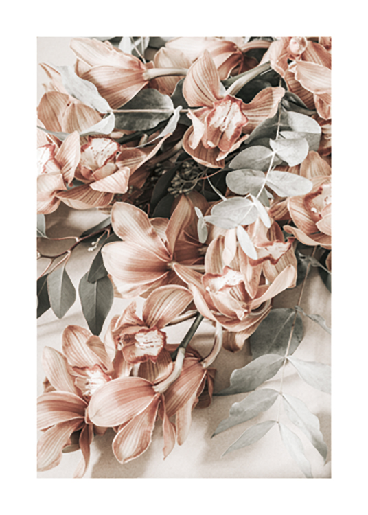  – Valokuva kukkakimpusta vihreine lehtineen ja vaaleanpunaisine kukkineen