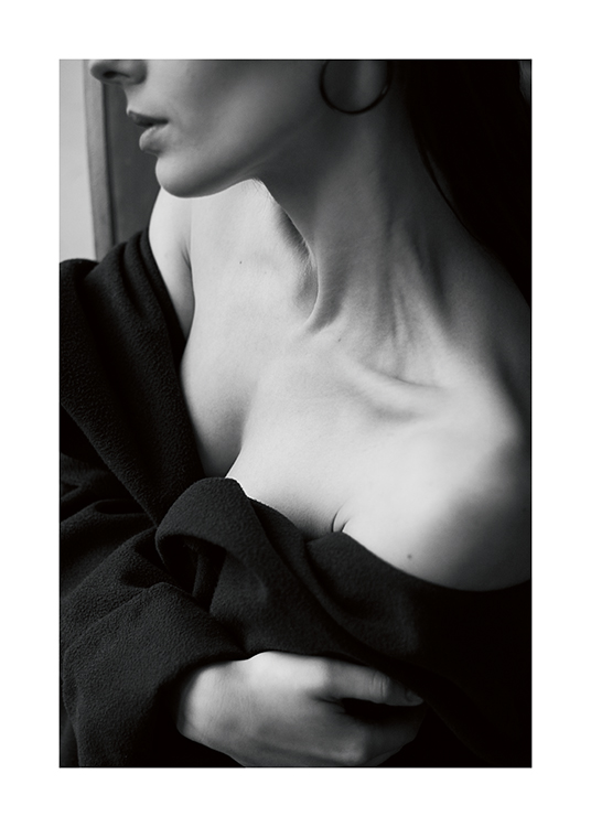  – Mustavalkoinen valokuva naisesta ja hänen paljaista olkapäistään ja kaulastaan
