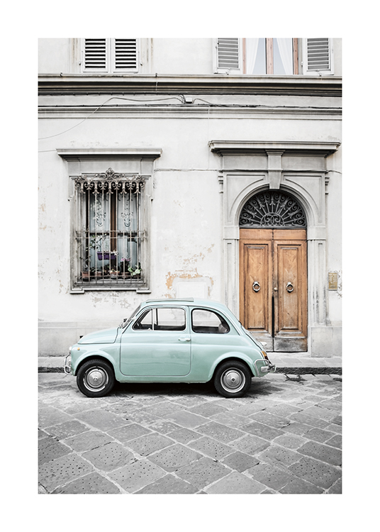  – Valokuva mintunvihreästä vintageautosta vanhan harmaan rakennuksen edessä