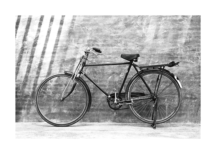  – Mustavalkoinen valokuva vanhasta vintagepyörästä seinää vasten