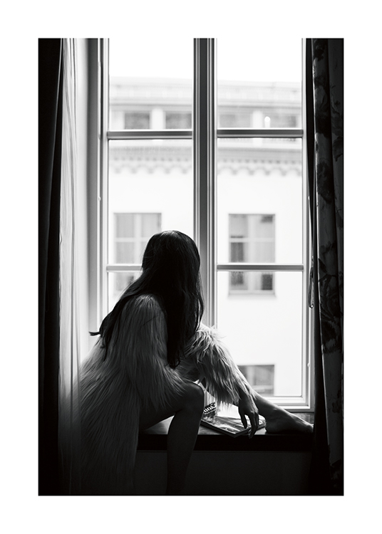  – Mustavalkoinen kuva tummahiuksisesta naisesta tekoturkissa ikkunalla