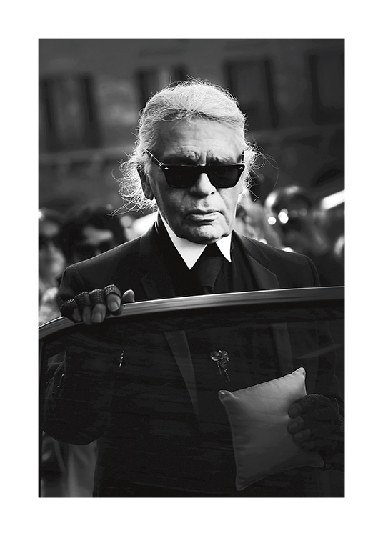  – Mustavalkoinen valokuva Karl Lagerfeldista, muotisuunnittelijasta