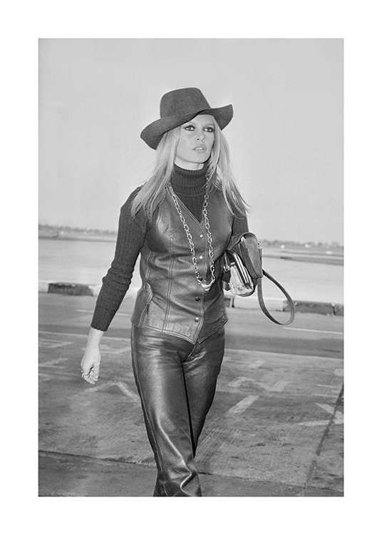  – Mustavalkoinen valokuva näyttelijä Brigitte Bardotista nahka-asussa ja hatussa
