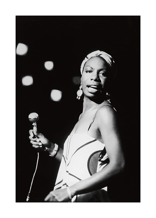  – Mustavalkoinen valokuva Nina Simonesta mikrofoni kädessään