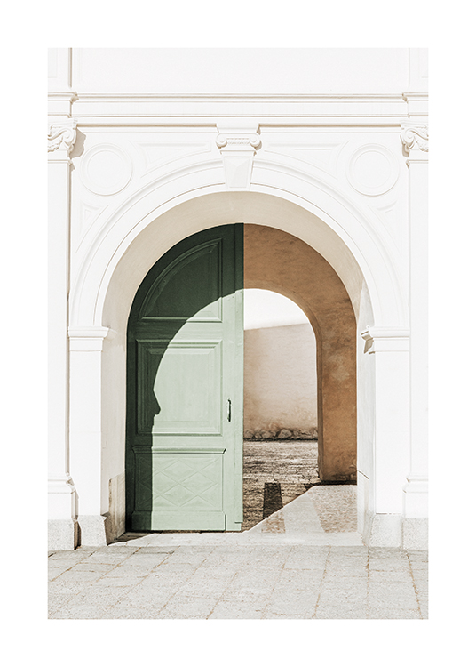  – Valokuva vihreästä, kaarevasta ovesta valkoisessa rakennuksessa, jossa on stuccokaiverruksia
