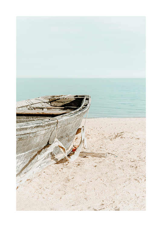  – Valokuva vanhasta veneestä hiekkarannalla taustallaan taivas ja meri