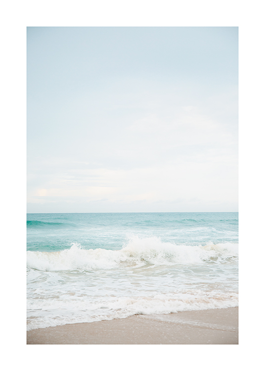  – Valokuva vaahtopäistä ja turkoosista merestä vaaleansininen taivas taustanaan