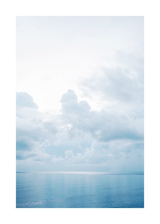  – Valokuva sinisestä merestä ja sen tyynestä vedestä ja pilvistä taivaalla sen yläpuolella.