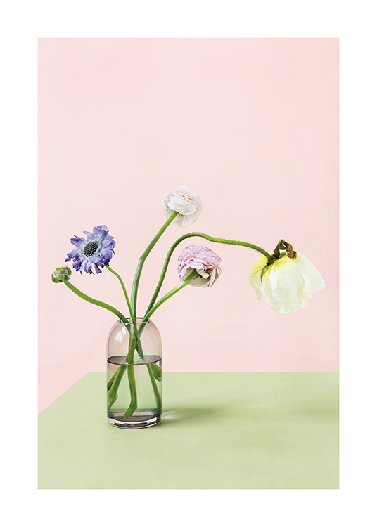  – Valokuva värikkäistä kukista maljakossa vihreällä pöydällä.